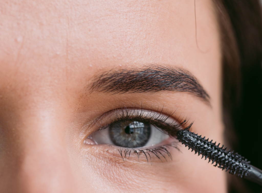 close up of woman applying mascara 2026 01 07 23 33 52 utc